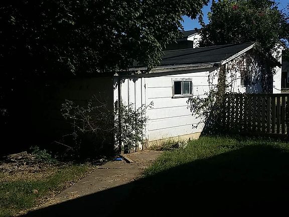 3rd image of 1303 Elm St