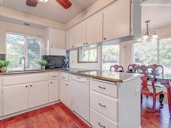 3rd image of 205 SE 40th Ave