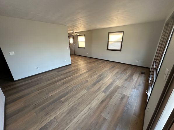 517 N Main St #103, Roanoke, IL 61561