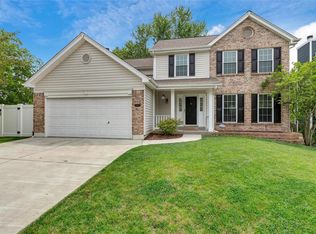 900 Oakwood Farms Ln, Ballwin, MO 63021