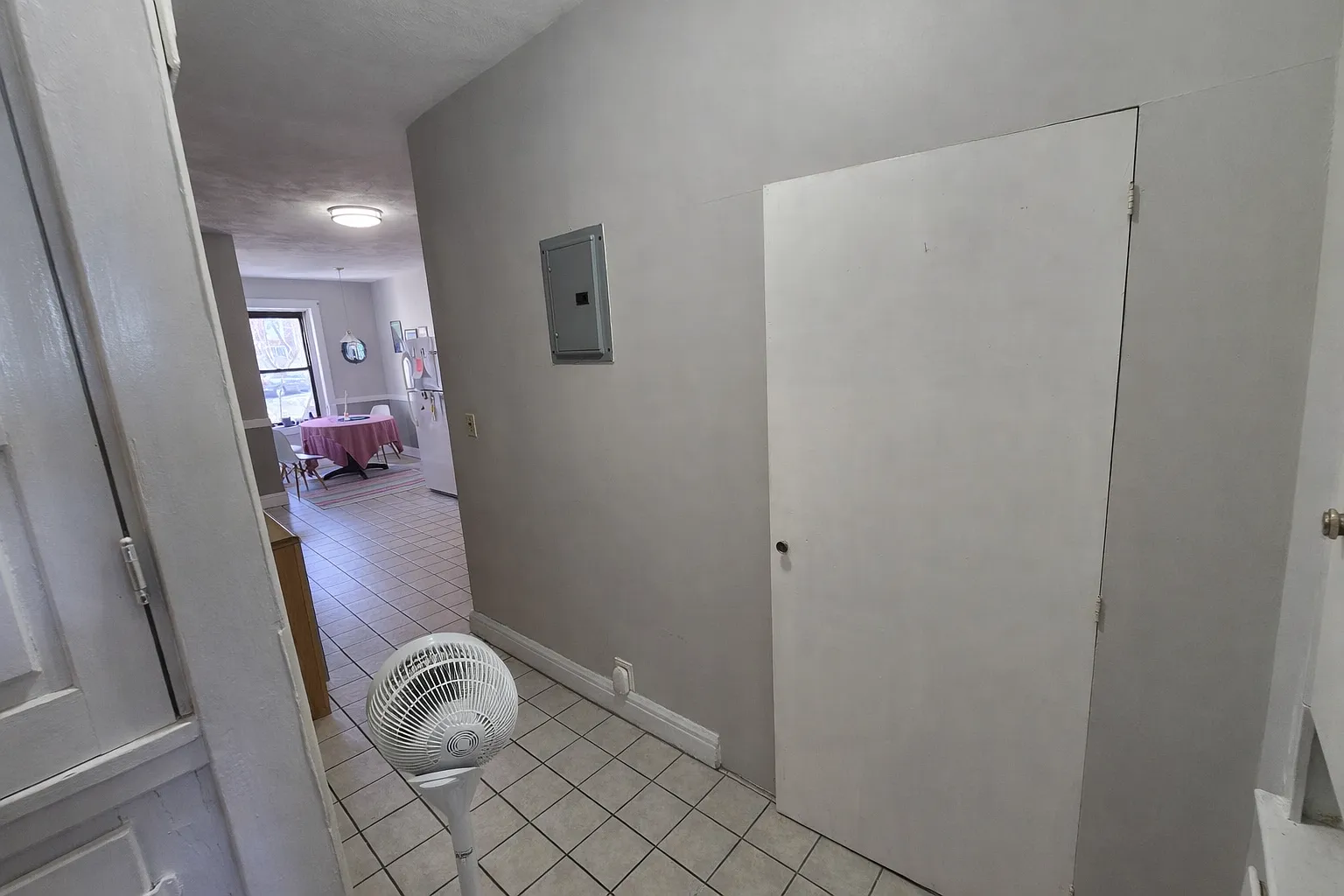 4 bed, 9999 sqft, $4,400 — Photo 4
