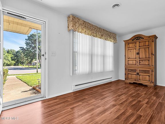 5th image of 116C Buckingham Drive N