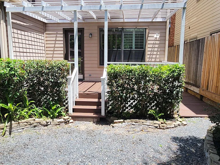 2330 Camden Dr — Photo 21