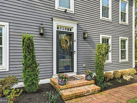3rd image of 4 Cove Ct