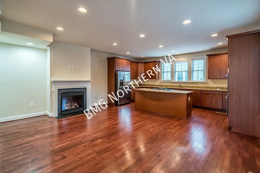 Gorgeous And Upgraded 2 Bedroom 3.5 Bathroom End Unit Townhome In Popular Shirlington Crest — Photo 4