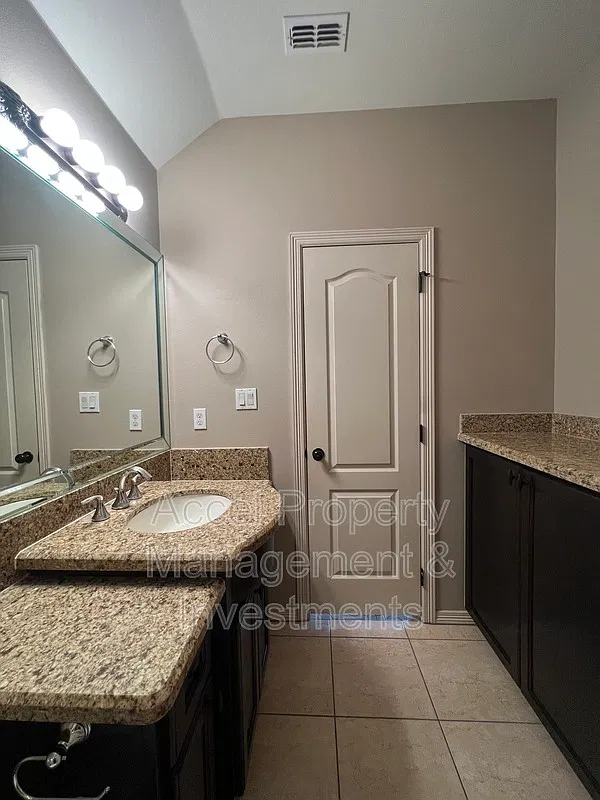 3 bed, 2.0 bath, 1383 sqft, $1,675 — Photo 4