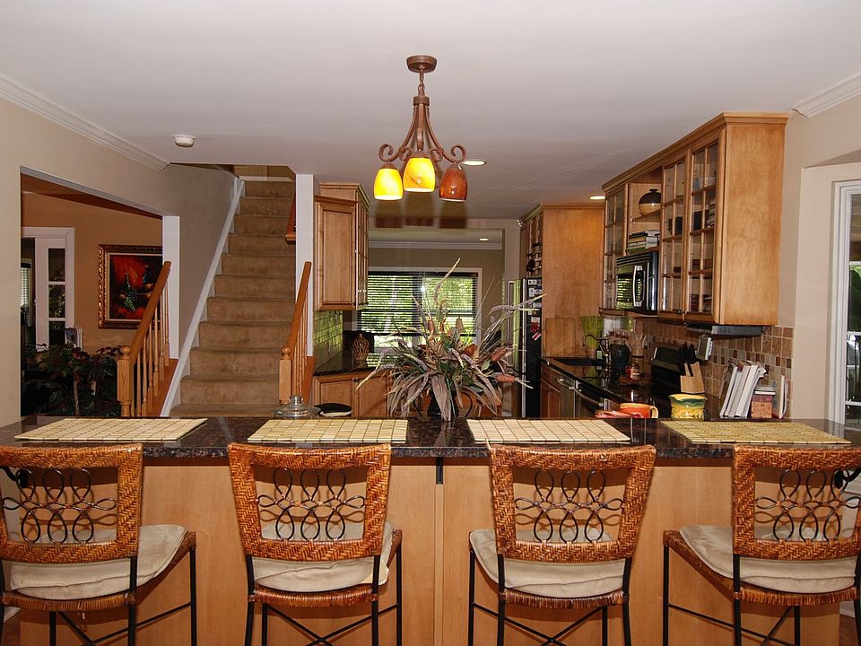 Gourmet kitchen w/granite