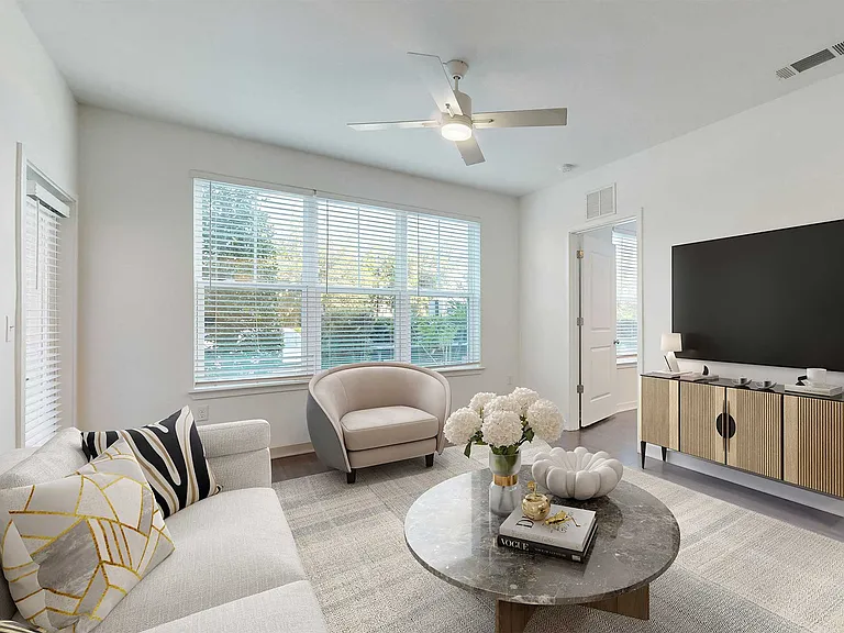 Essex Luxe Apartments — Photo 7