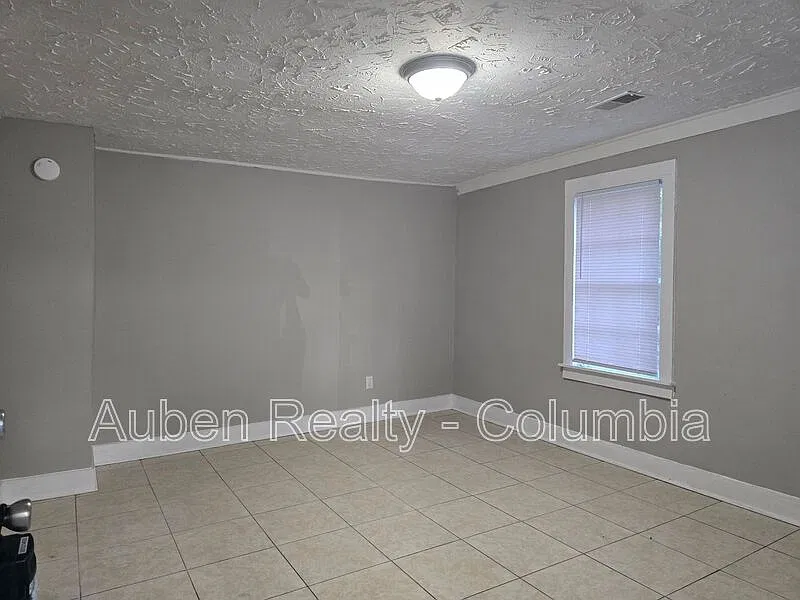 5 bed, 1.5 bath, 1360 sqft, $1,825 — Photo 2
