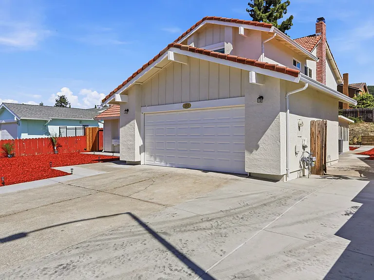 124 Erin Dr — Photo 2