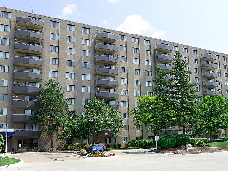 Carlyle Tower Apartments - Southfield, MI — Photo 31