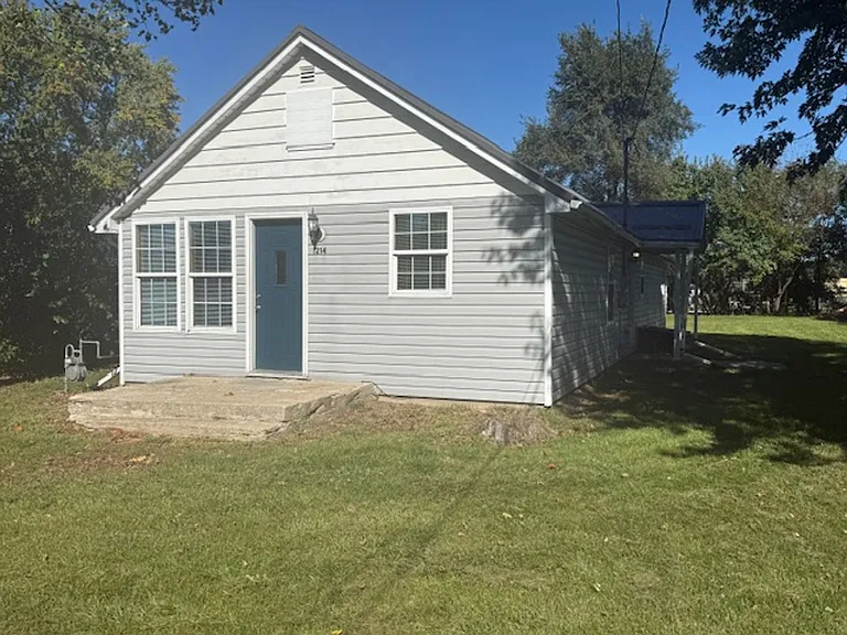 1214 W Rogers St — Photo 1