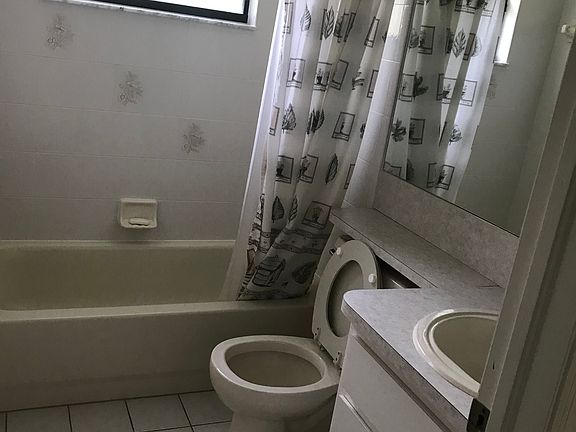 5th image of 10924 Rossiter Ave