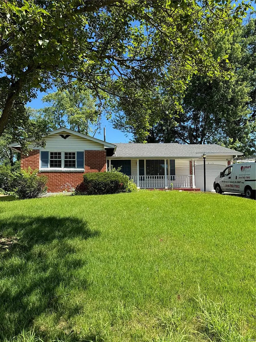 2115 Huntington Dr photo 1