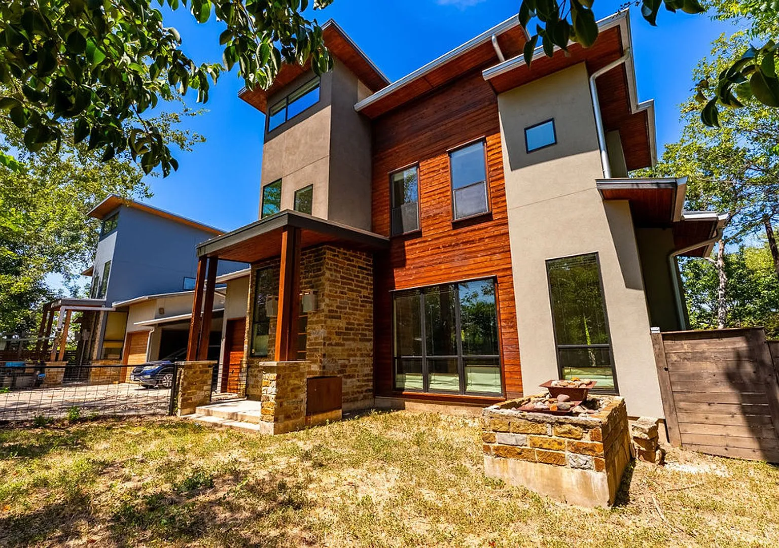 Elegant 3-Bedroom Residence in Coveted Travis Heights — Photo 3