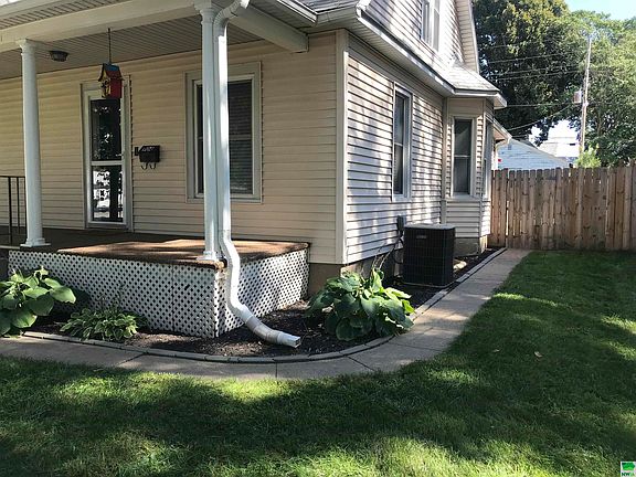 2nd image of 904 S Helen St