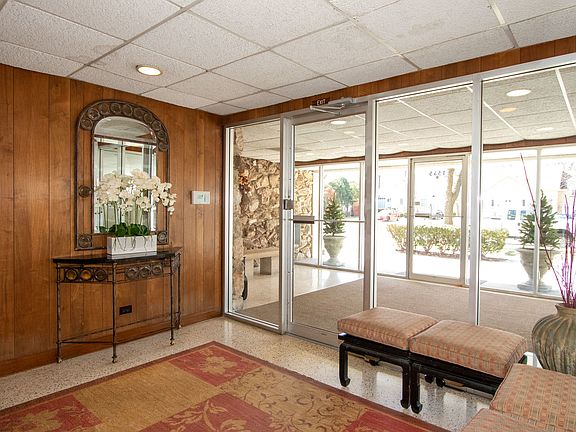 3rd image of 1535 N Park Ave #501