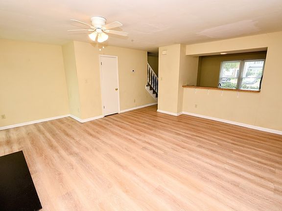 3rd image of 5216 Johnstown Ln