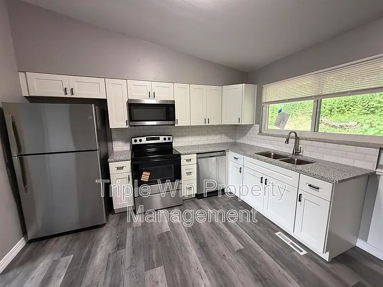 63 Patricia Pl — Photo 10