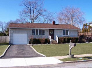 32 Norwalk Ln, Selden, NY 11784