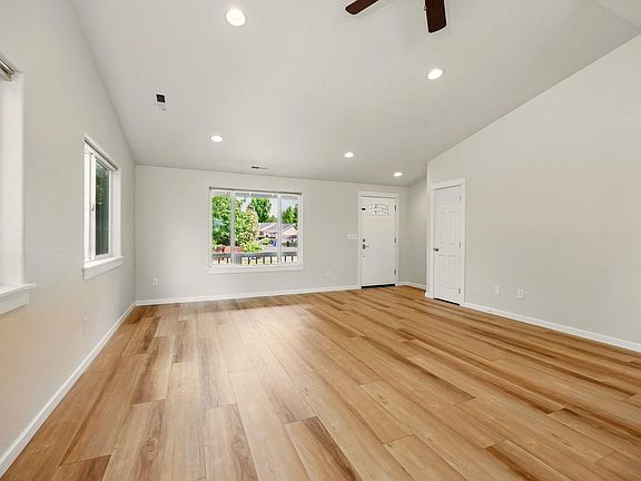 3rd image of 28 Raywood Ct