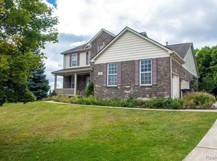 990 Coventry Ct, Oxford, MI 48371