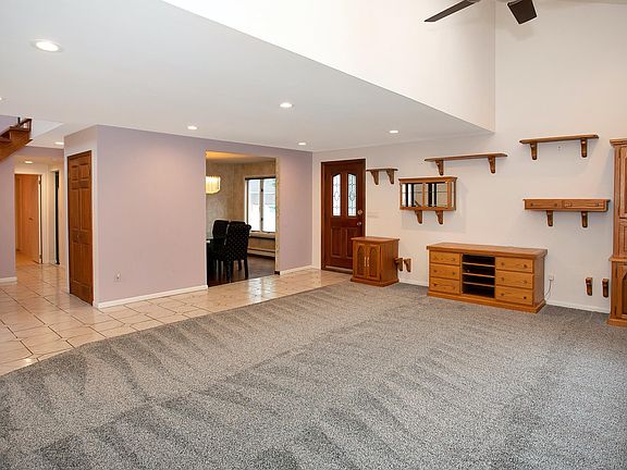 4th image of 467 Secatogue Ave