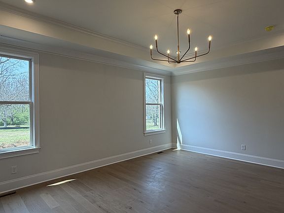 4th image of 835 Brook Hollow Rd