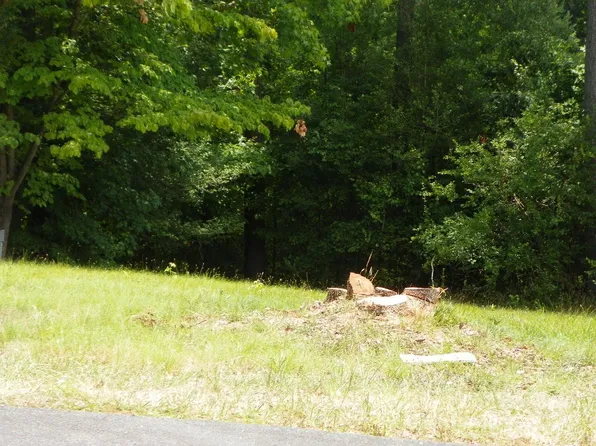 143 Clubhouse Dr, New London, NC 28127