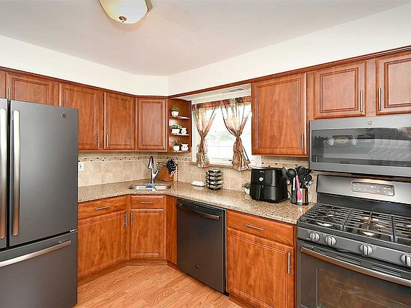 5th image of 155 W 24th St