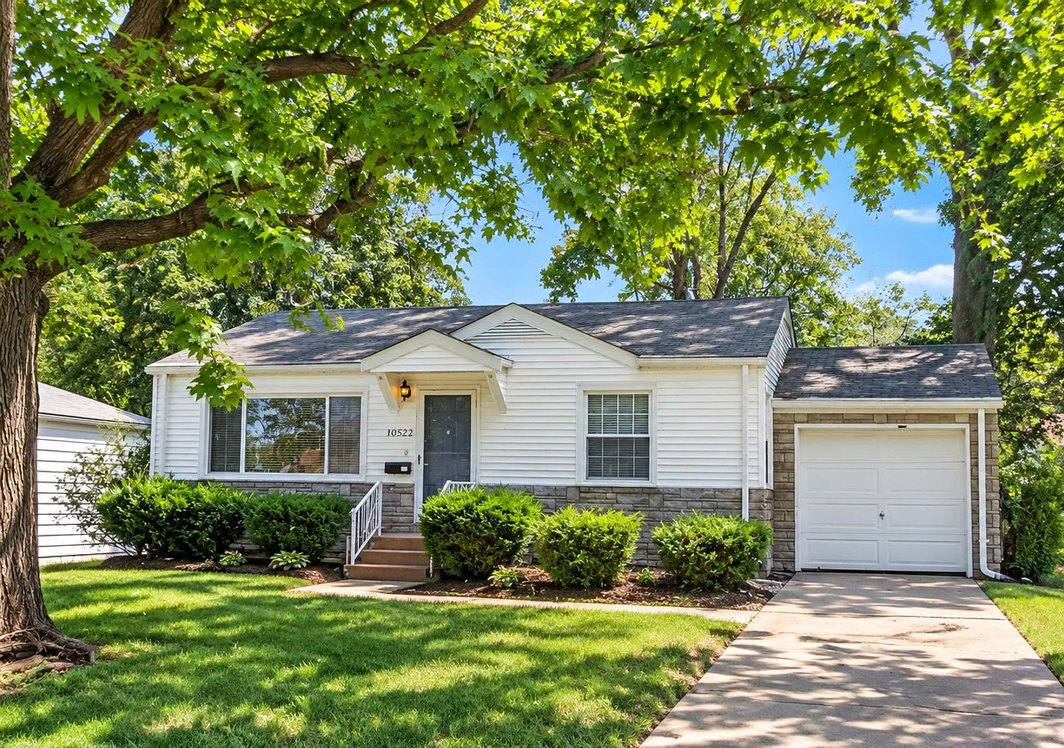 Charming 2BR Home in Bellefontaine Neighbors Available Now! — Photo 1