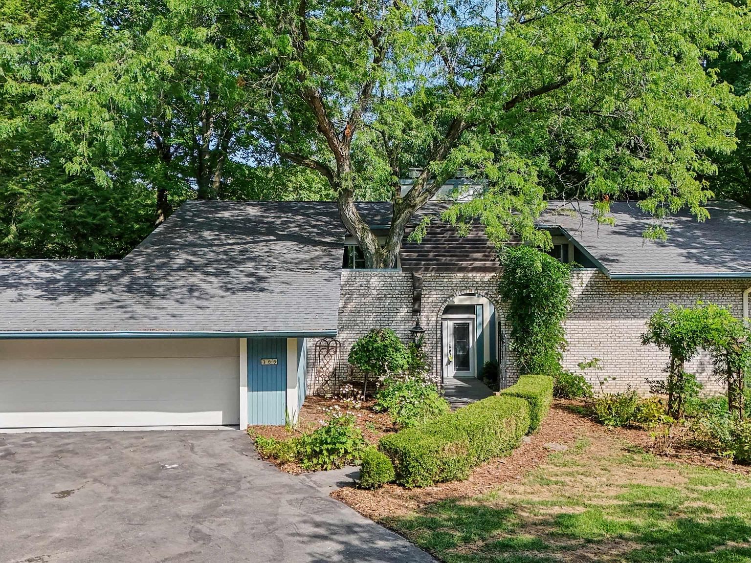 355 W Detweiller Dr — Mount Hawley Country Club