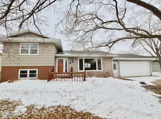 801 Willow Dr, Aberdeen, SD 57401