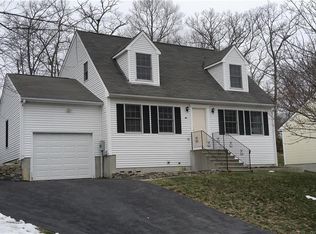 40 Fox Run Ln, Mystic, CT 06355