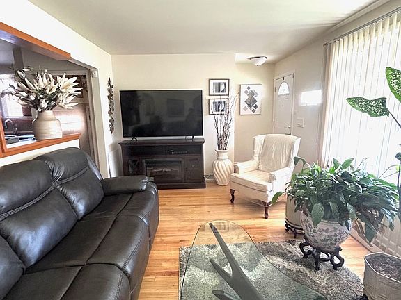 4th image of 4626 S La Crosse Ave