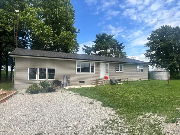 7210 Coffeen Rd, Hillsboro, IL 62049