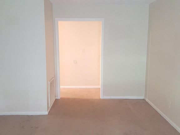5th image of 3744 Camelot Dr