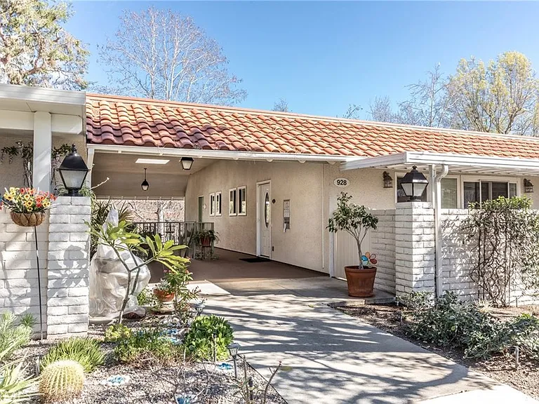 928 Avenue Majorca #O — Photo 6
