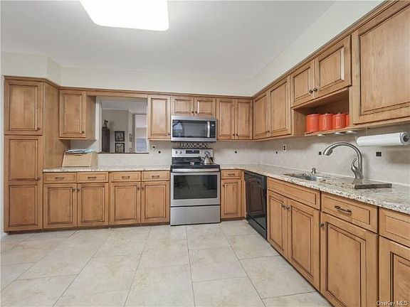5th image of 80 Somerset Dr