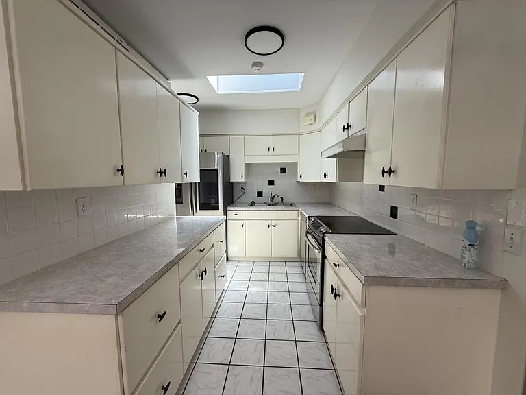 575 Belvedere Dr — Photo 3