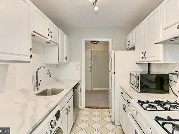 4th image of 200 N George Mason Dr APT 2