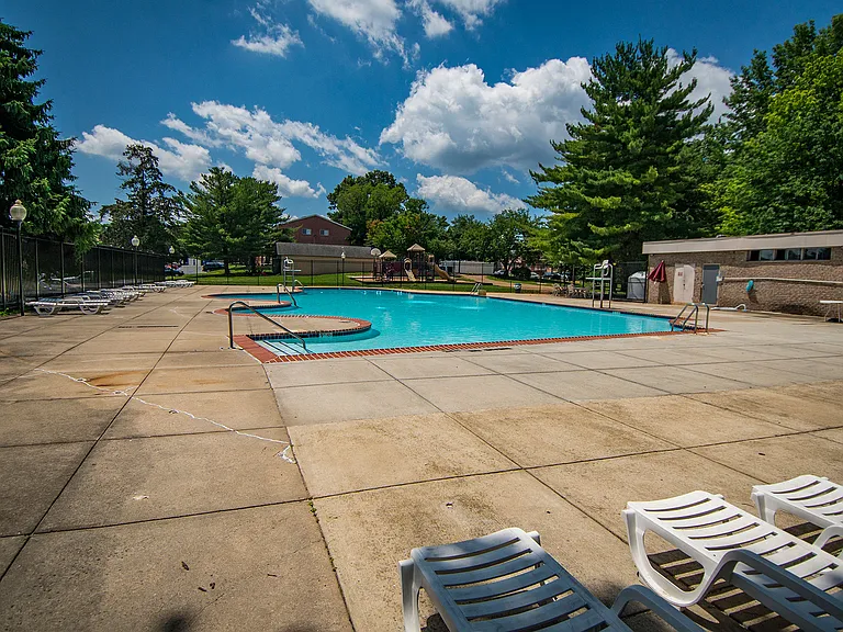 Maplewood Villas Apartments Pool 03