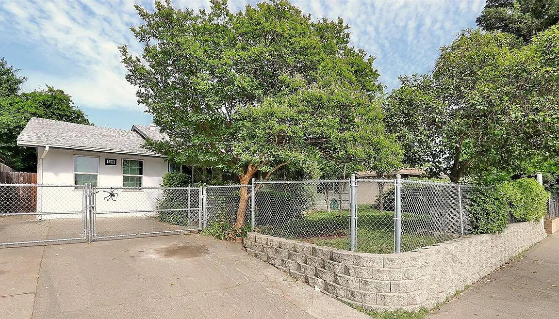 7226 Larchmont Dr photo 1