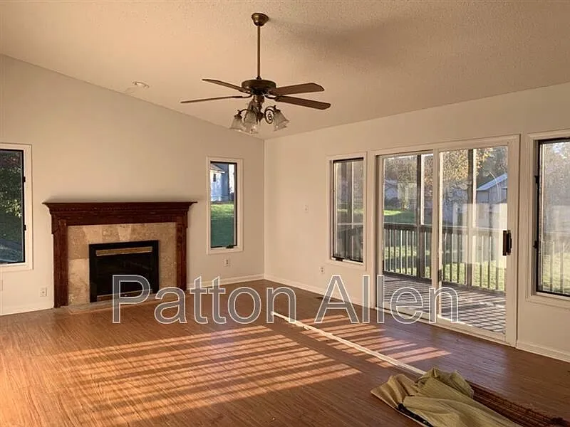 3 bed, 3.0 bath, 2500 sqft, $2,500 — Photo 4