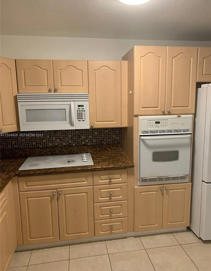 3 bed, 1626 sqft, $3,200 — Photo 2