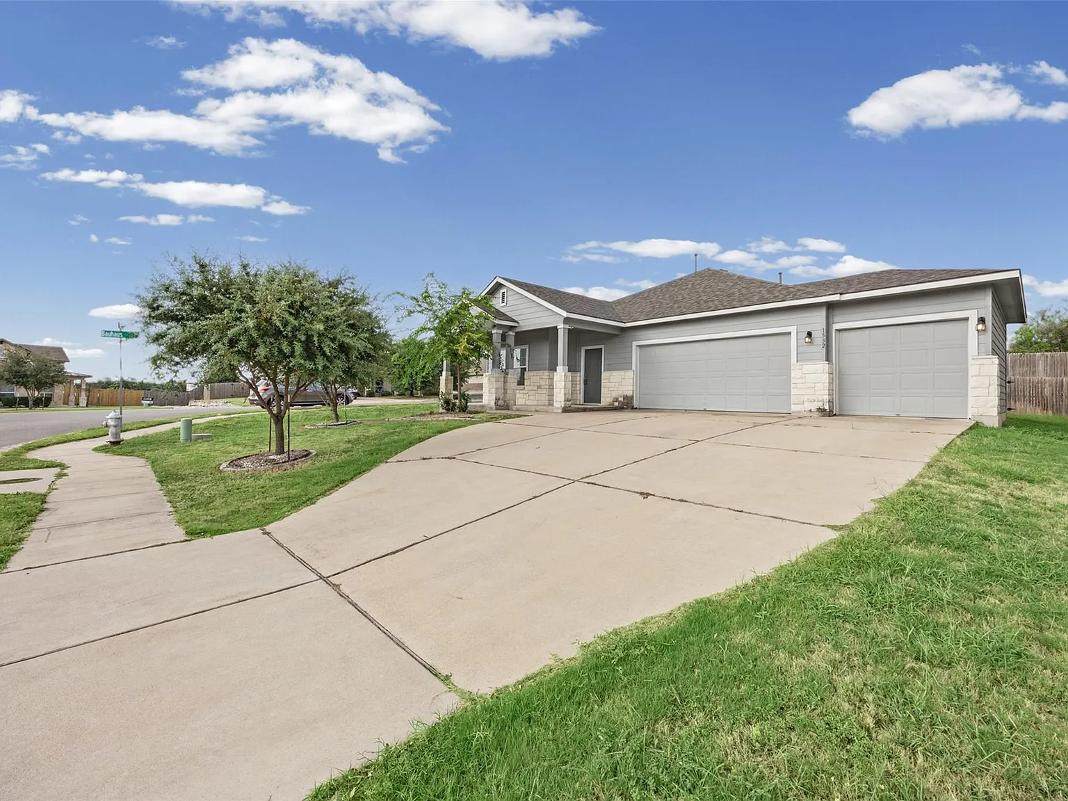 4 bed, 2.0 bath, 1849 sqft, $2,250 — Photo 2