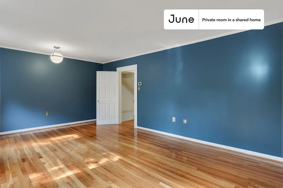 Queen bedroom in 7 bed/4 bath home in Southwest Waterfront #526 C — Photo 2