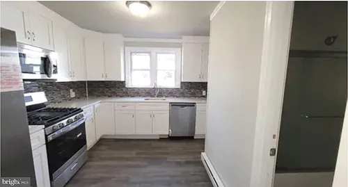1078 Lalor St Photo 1