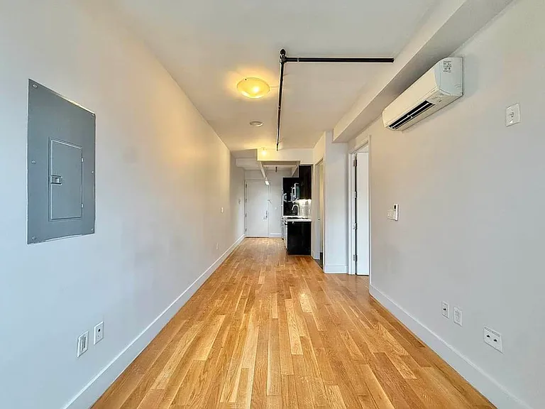 880 Dekalb Ave #401 — Photo 2