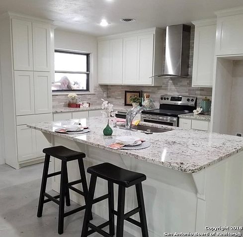 1st image of 3615 Rockview Dr